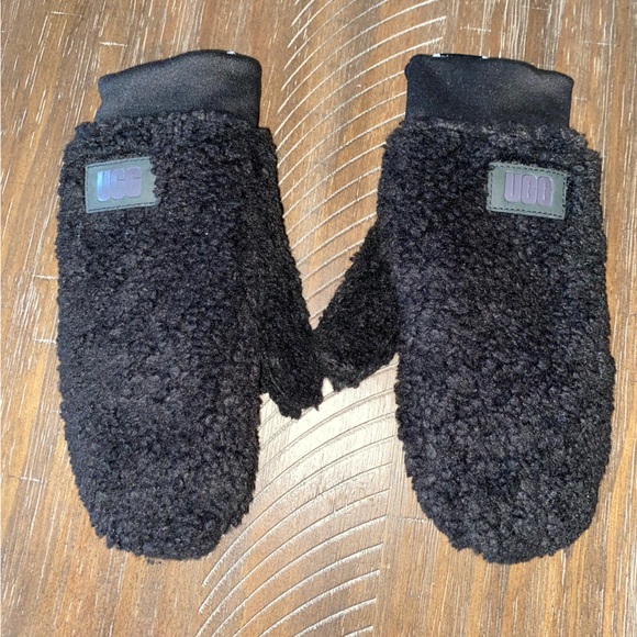 UGG Fluff Logo Tape Mittens Sherpa size S/M NWOT - Picture 2 of 5